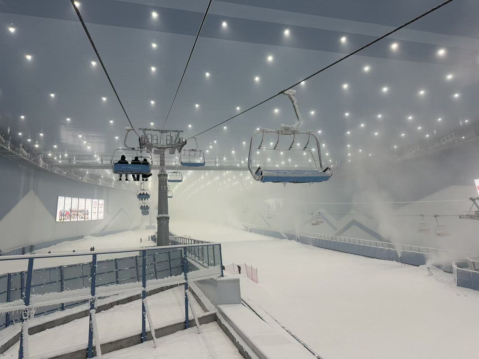 深圳前海華發冰雪世界的纜車與雪霧瀰漫的雪道