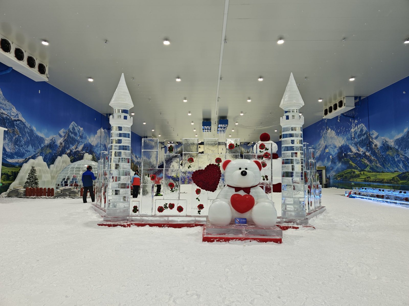 珠海萬雪匯娛雪區的冰雕城堡與大型玩偶