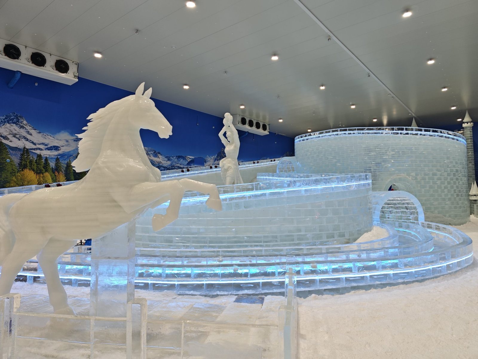 珠海萬雪匯娛雪區的冰雕駿馬與冰砌城堡