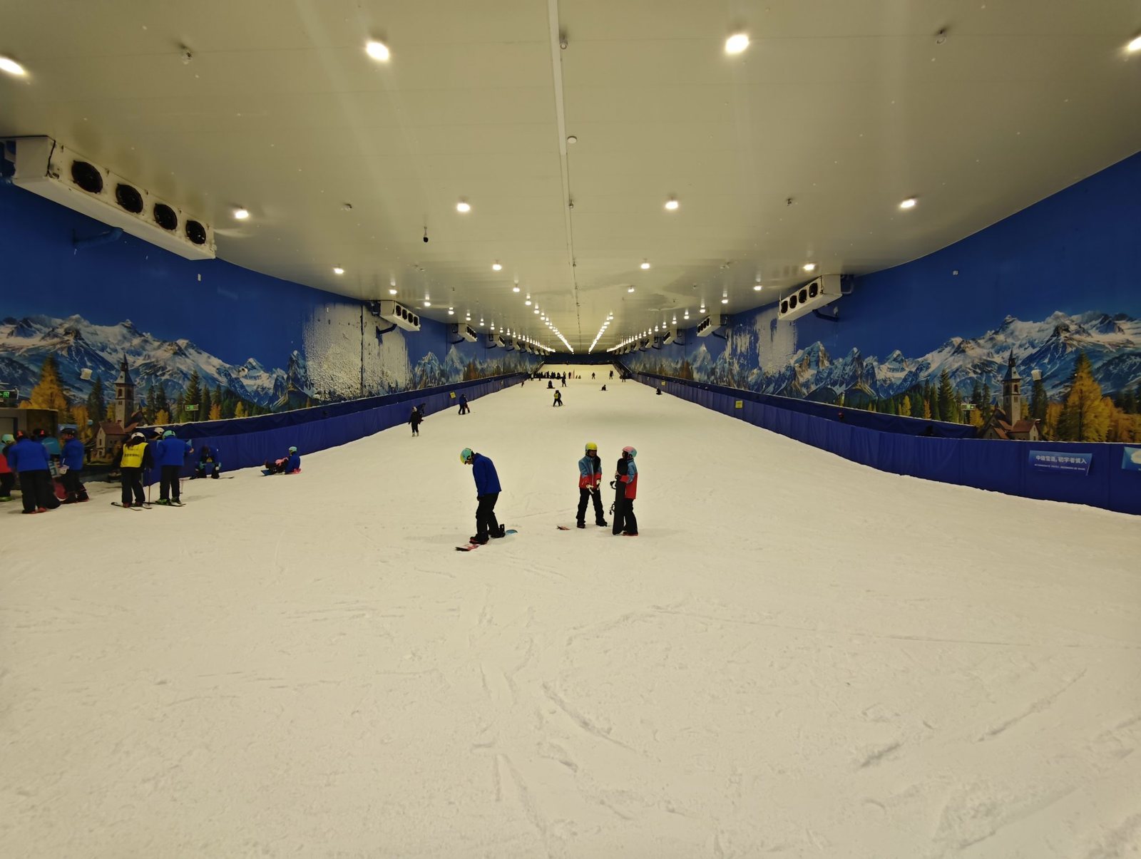 珠海萬雪匯室內雪道，學員在教練帶領下練習